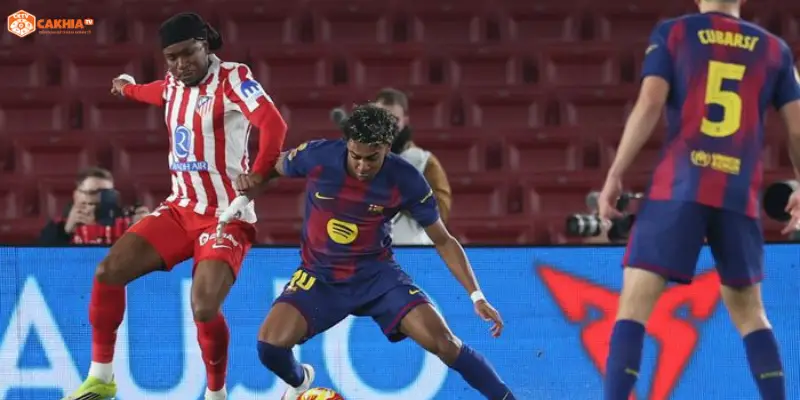 Các cầu thủ pressing quyết liệt trong trận Atlético de Madrid vs Barcelona đầy kịch tính